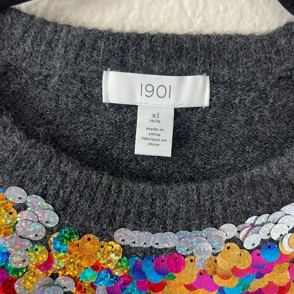 BIN#23 - 1901 Kidโs XL(14/16) Gray Sequined Pullover Sweater - Picture 3 of 6